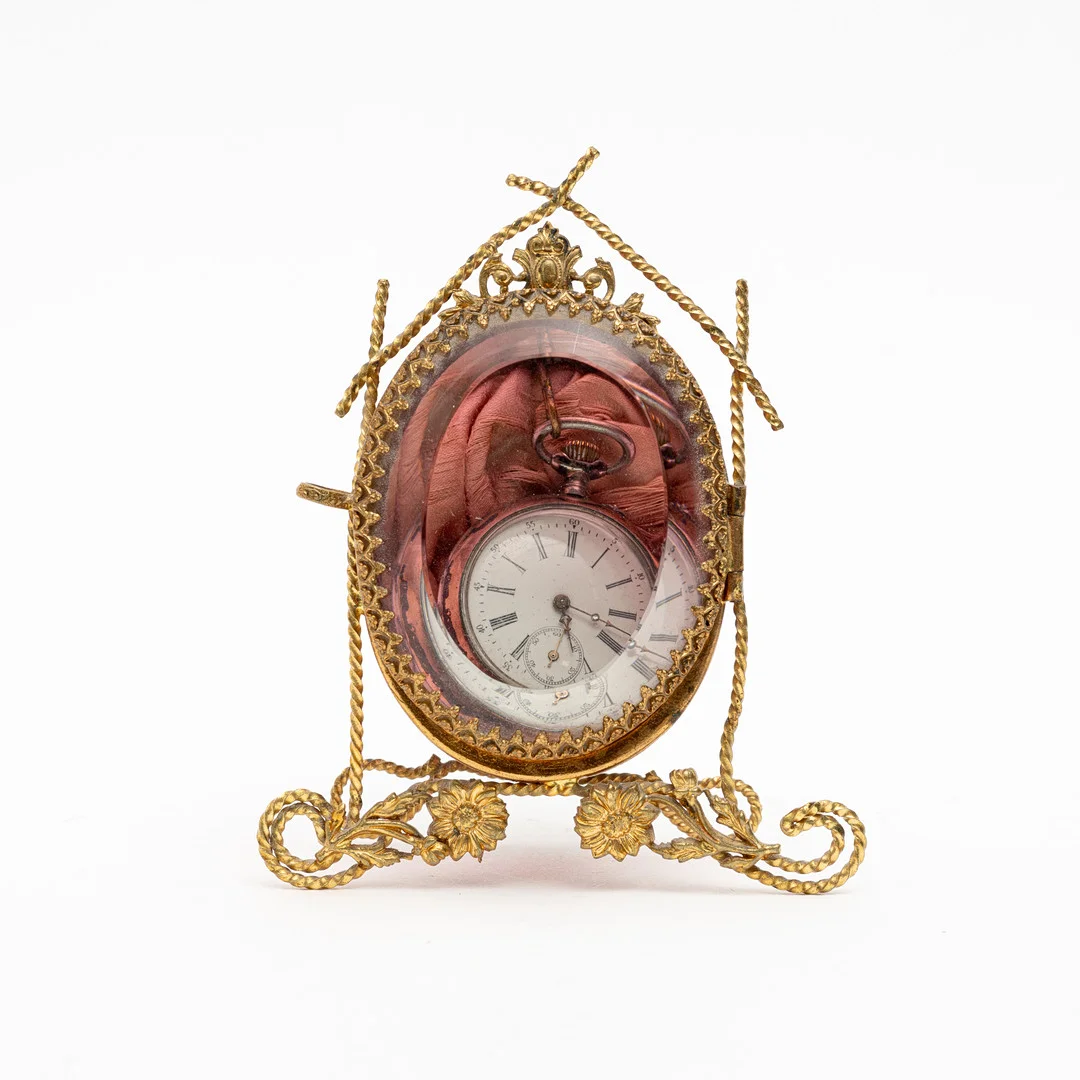 FICKURSSTÄLL med FICKUR, så kallat mormorsur, yttre boett silver, 1900-talets första hälft. — Pocket & Stop Watches — Auktionshuset Kolonn