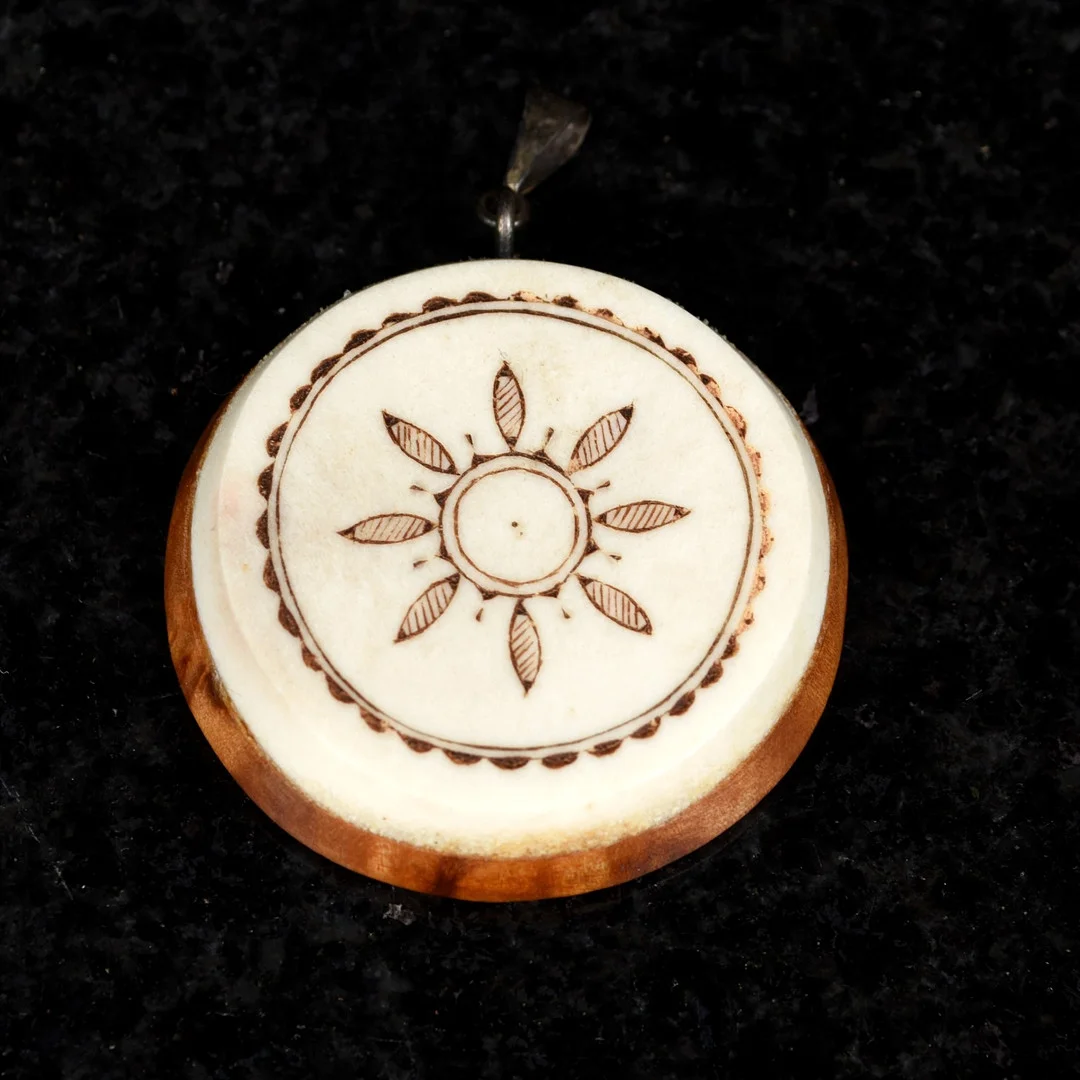 NIKOLAUS FANKKI. Hängsmycke, Sameslöjd, Signerad 1900-tal. — Sami Arts & Crafts — Norrlands Auktionsverk