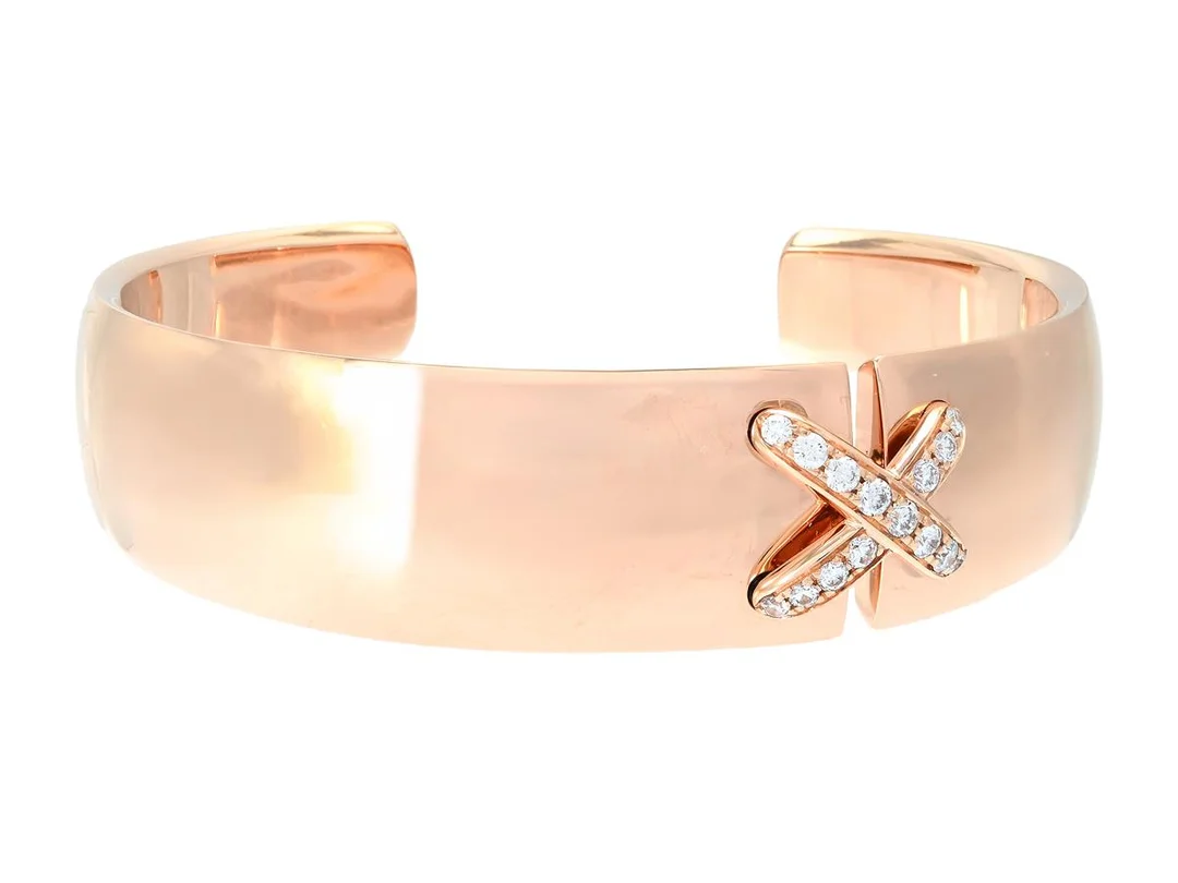 CHAUMET, armring, Jeux de Liens, 18K roséguld, briljantslipade diamanter ca 0,40 ctv, serienr 1015412, stl 16, vikt 32,9 g. — Smycken/Armband — Kaplans