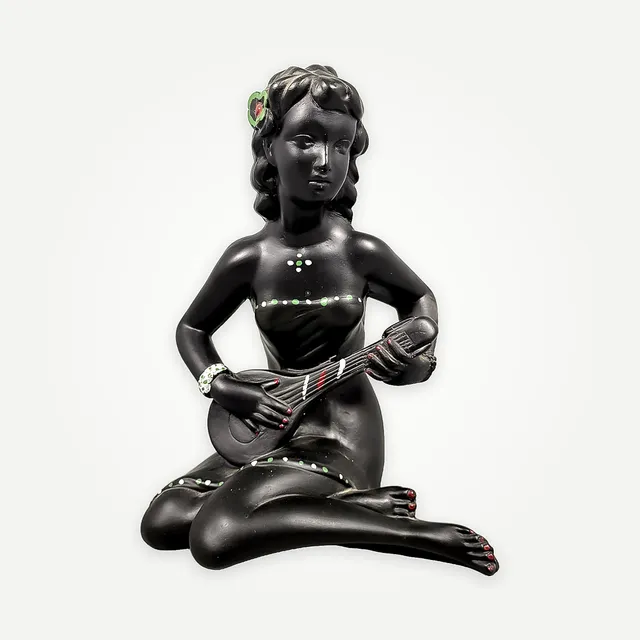 FIGURIN, "Mandolinspelande kvinna", gjutmassa 1900-tal.