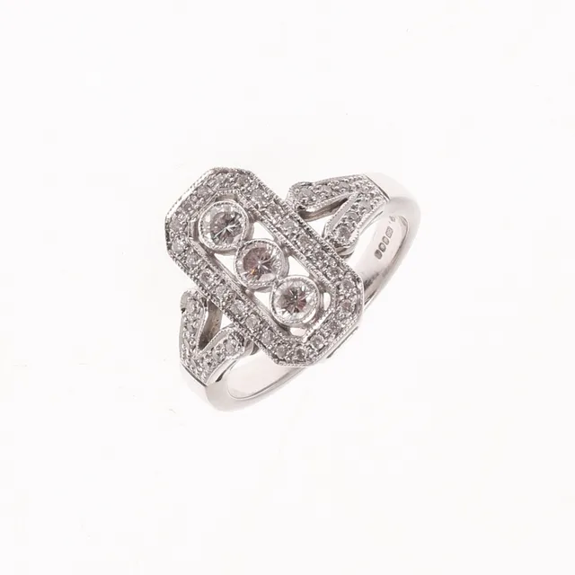A DIAMOND CLUSTER RING.
