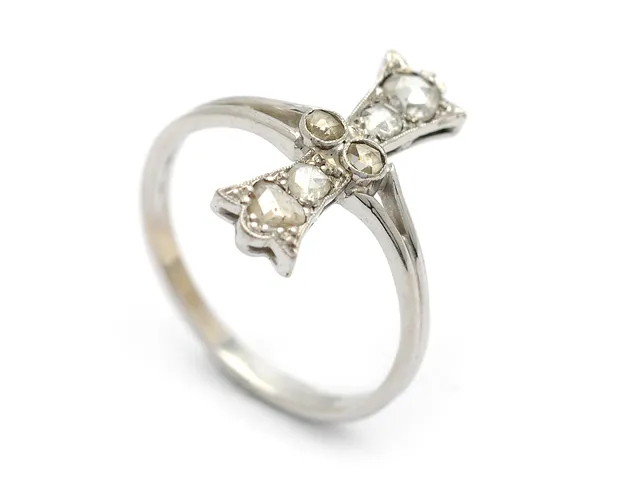 RING, 18K vitguld, 6 rosenslipade diamanter ca 0,15 ctv, stl 17,75 mm, vikt 2,3 g.