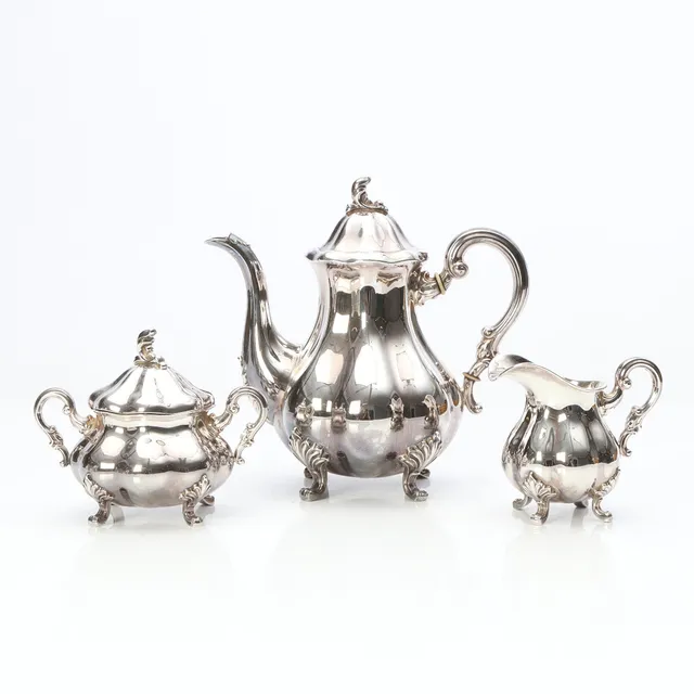 KAFFESET, TRE DELAR. Silver. Rokokostil, 1900-tal. Svenska importstämplar. Vikt ca 915 gram.