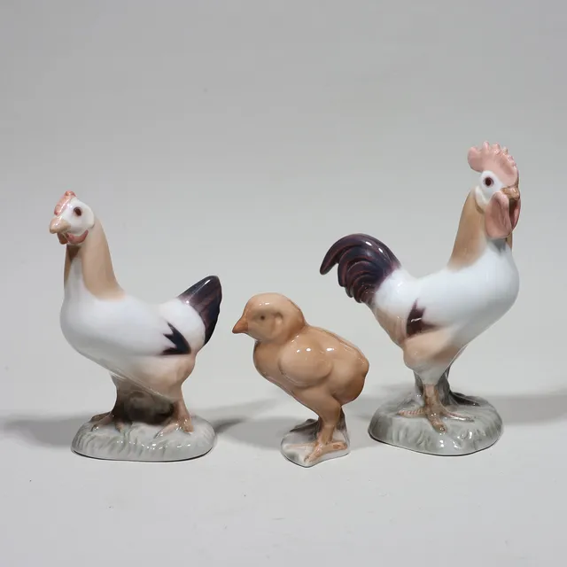 SVEND JESPERSEN. för Bing & Gröndahl, figuriner #2192, 2193, 2194, tupp höna och kyckling i porslin, Danmark, 3 delar.