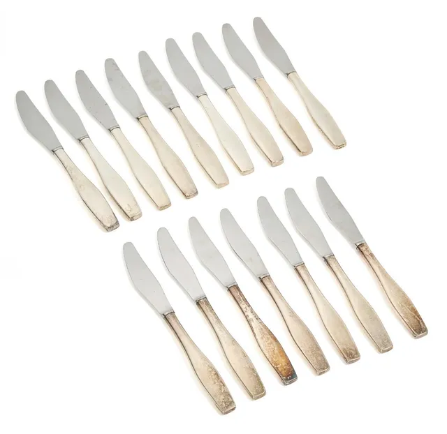 “Charlotte”. Nine dinner knives and seven luncheon knives with sterling silver handles. Made and stamped by Hans Hansen. L. resp. 20.8 and 19 cm. (16)