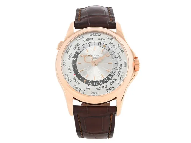 PATEK PHILIPPE, World Time, Complications, Cal 240 HU, Serie nr. 5940858, Ref nr. 5130R-018, Boett nr. 6054901, herrur, 38,5 mm, 18K rosa guld, automatisk (microrotor), safirglas, 24-timmarsvisning, glasbaksida, läderband, viklås i 18K rosa guld, fabrikservad augusti 2026, cert, juni 2016, träbox (ej komplett), ytterkartong.