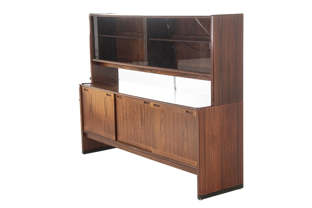 Skovby Furniture Factory. Sideboard with loose display top made of veneered rosewood — Furniture/Cabinets, chests of drawers — Lauritz