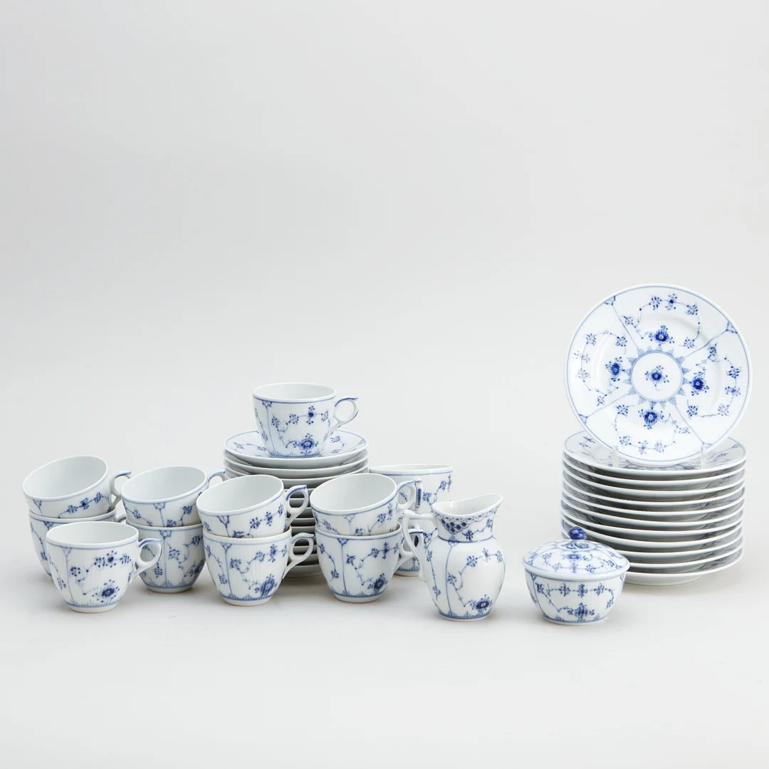 KAFFESERVIS, 26 delar, "Musselmalet", porslin, Royal Copenhagen, Danmark, 1900-talets slut. — Tableware — Göteborgs Auktionsverk