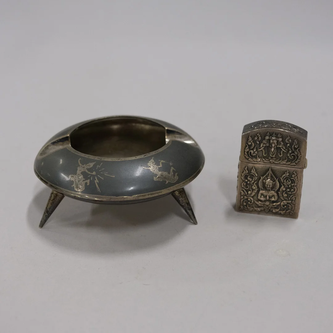 TÄNDARE OCH ASKFAT I SILVER. — Silver — Björnssons Auktionskammare