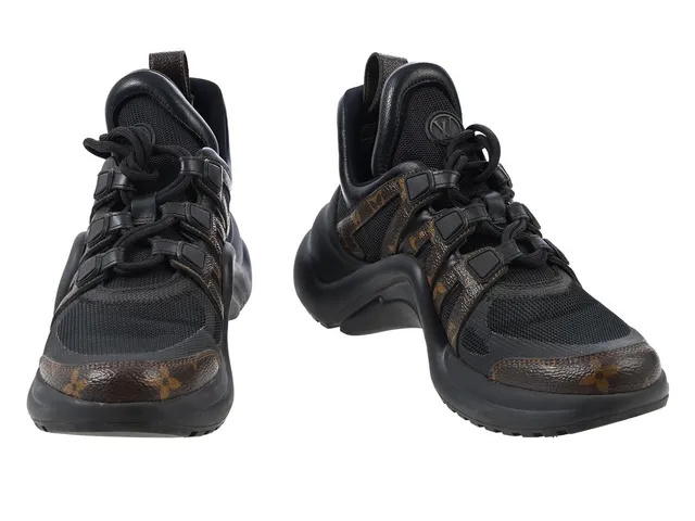 SKOR, LOUIS VUITTON, LV Archlight Sneaker, Patent Monogram canvas, gummisula, stl 37, märkt GO 0169, kvitto från 2019, skopåse, kartong.
