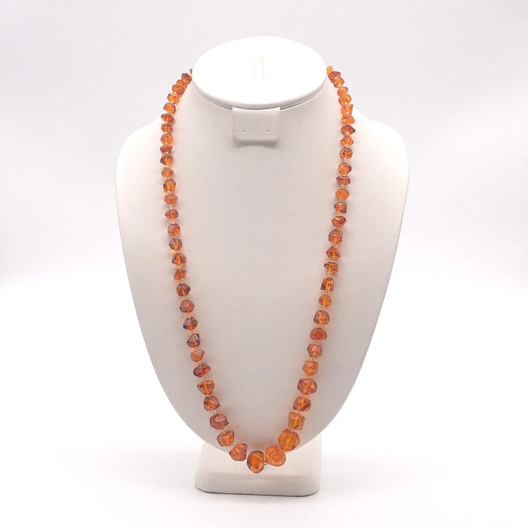 BERNSTEIN COLLIER, POLYEDRISCHE PERLEN, POLIERTE OBERFLÄCHE, KLEIN NACH GROSS ANGEORDNET, VERGOLDETER VERSCHLUSS, UM 1950, CA. 71 CM. — Necklace — Kunst- und Auktionshaus Kleinhenz
