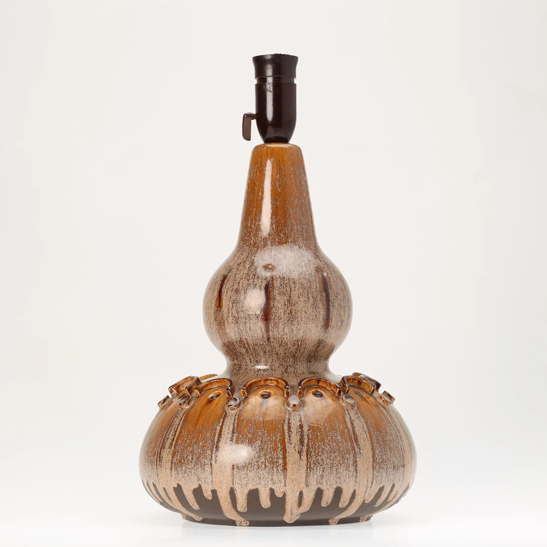 PM KERAMIK, gourdformet bordlampe af brunglaseret keramik med relieffer, model 715, Danmark, 1960/70'erne. — Table Lamps — Palsgaard Kunstauktioner