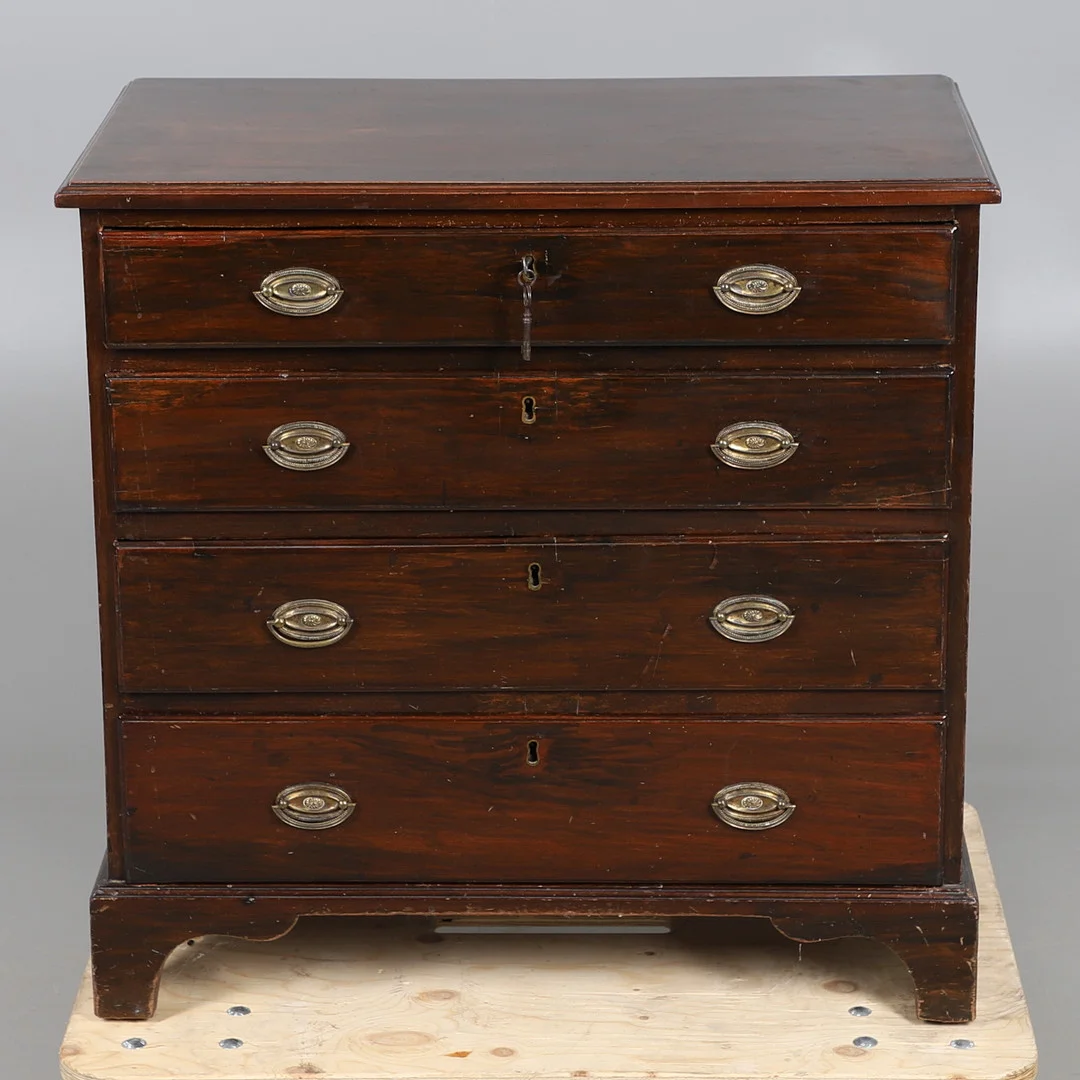 A 19TH CENTURY MAHOGANY CHEST OF DRAWERS. — Chests of drawers — Lawrences Auctioneers