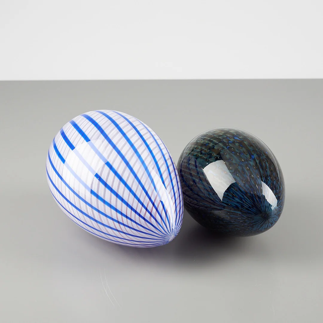 REIMA MAARONEN (1957). DEKORATIONSÄGG, 2 st, signerade Reima Maaronen Fiskars samt daterade 2005-2006, konstglas. — Art glass — Stockholms Auktionsverk Helsinki
