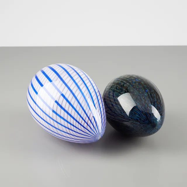 REIMA MAARONEN (1957). DEKORATIONSÄGG, 2 st, signerade Reima Maaronen Fiskars samt daterade 2005-2006, konstglas.