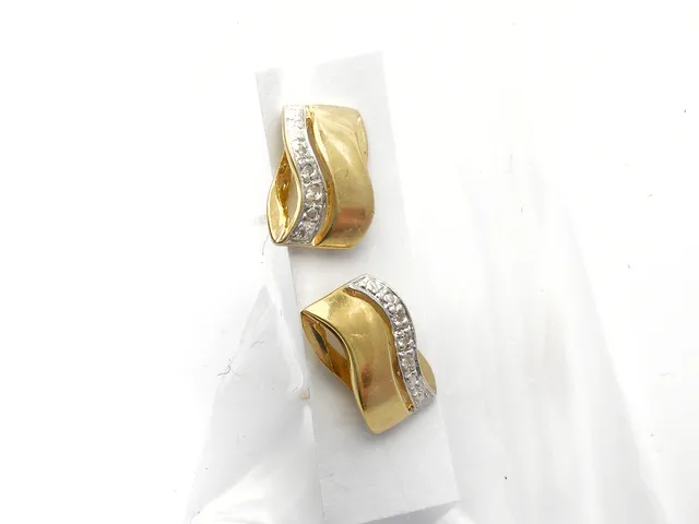 Örhängen 1 par 18K 2,3g med diamanter