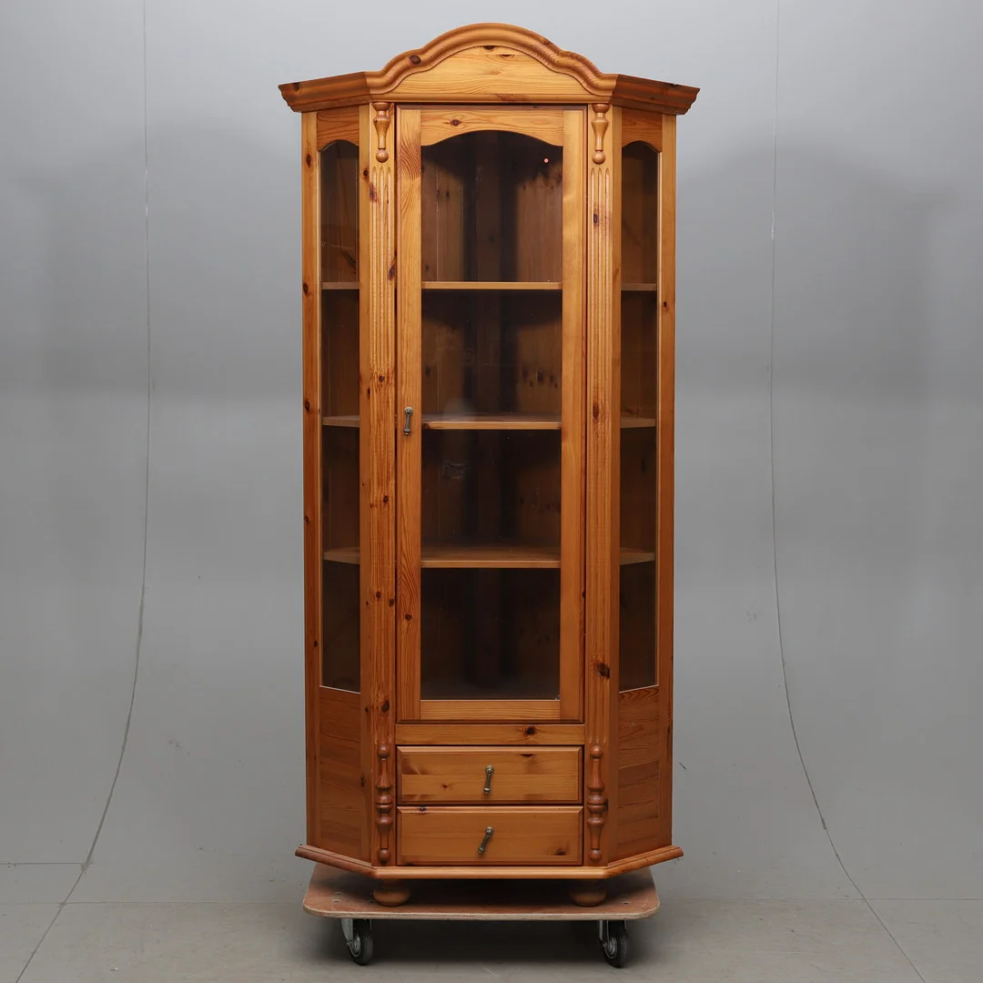HÖRNSKÅP, furu, med belysning, 1900/2000-tal. — Cupboards, Cabinets & Shelves — Gomér & Andersson Norrköping