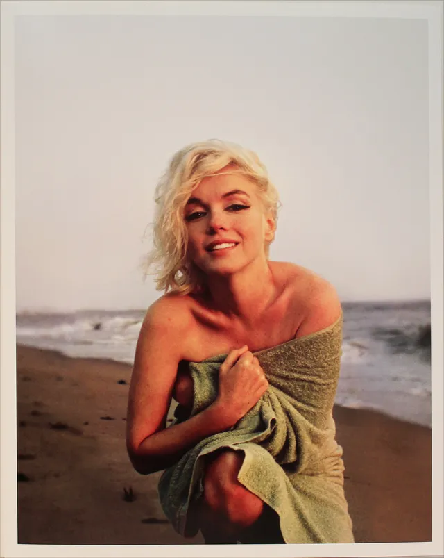 GEORGE BARRIS. Marilyn Monroe sittande på huk i badlakan. Fine art print. Stämpelmärkt á tergo och numrerad 117/200, daterad 16/5-2006.