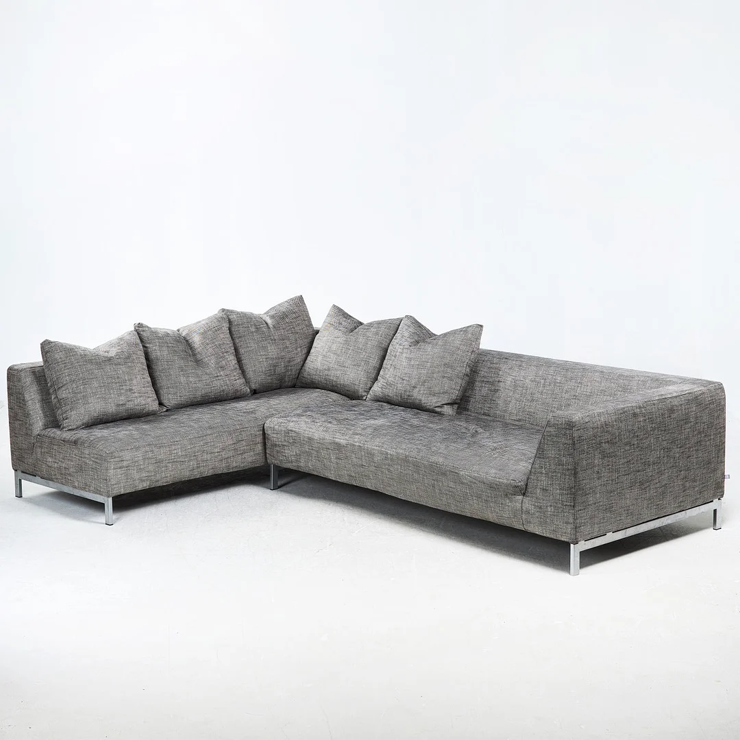 JENS JUUL EILERSEN. SOFFA, samtida, etikettmärkt Eilersen, två större moduler, lösa tillhörande kuddar. — Sofas & Seatings — Stockholms Auktionsverk Sickla