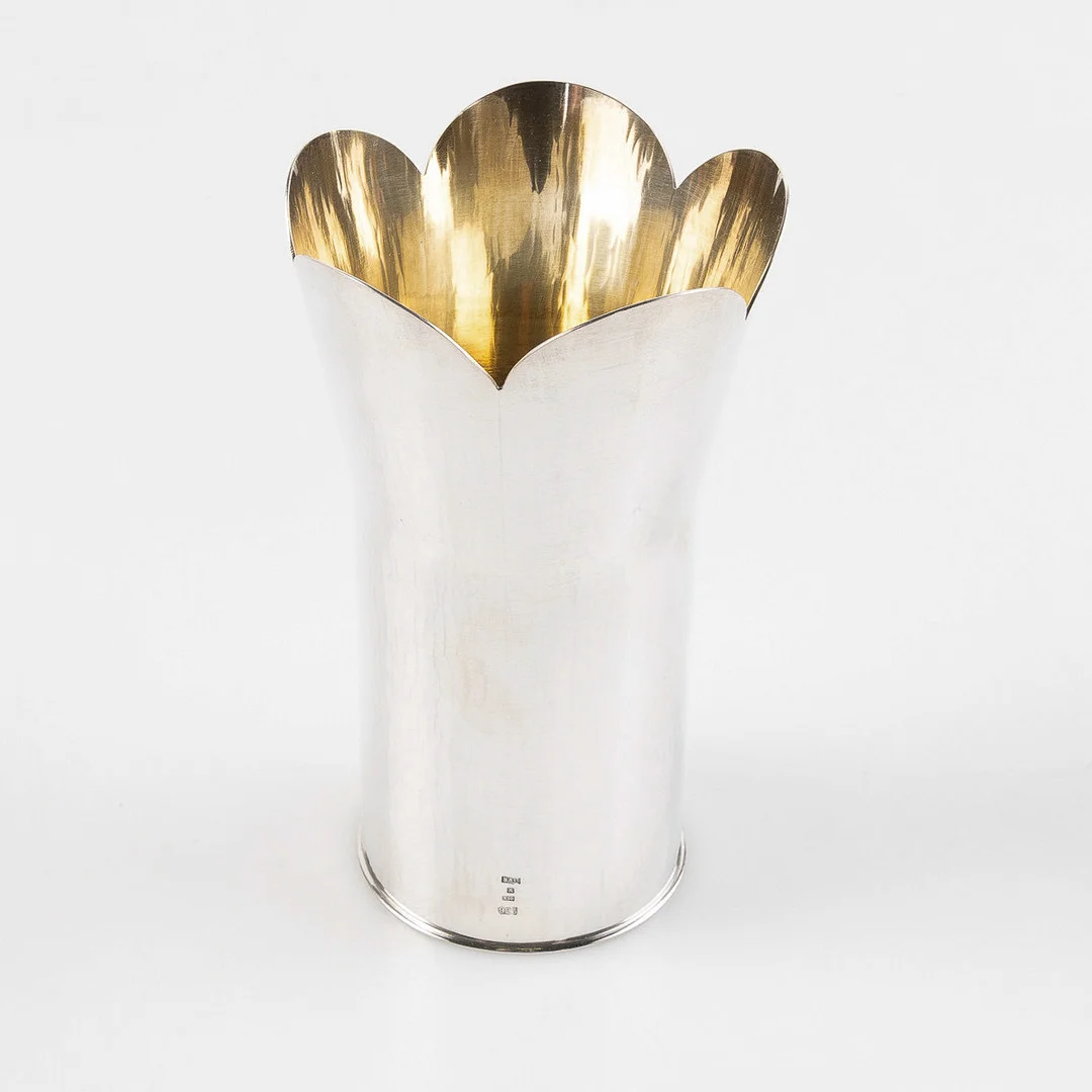 KARLHEINZ SAUER. Vas, sterlingsilver, år 1996, numrerad samt signerad. — Silver — Stockholms Auktionsverk Helsingborg