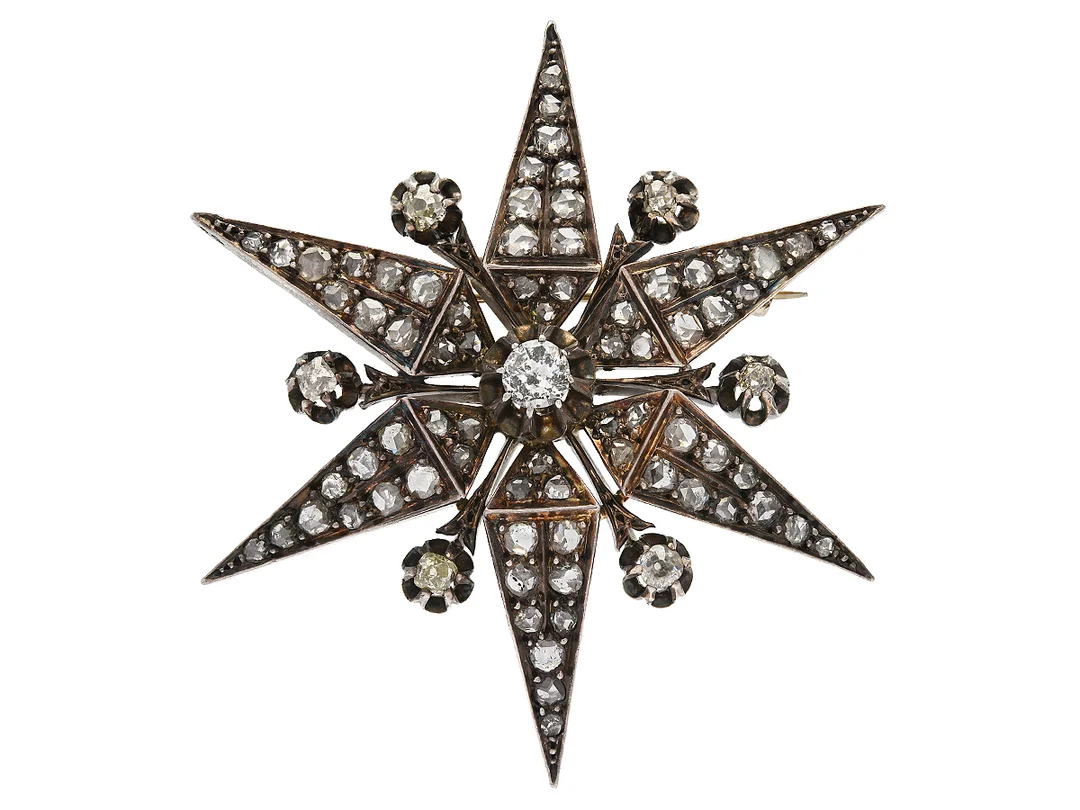 BROSCH, 14K guld/silver, 7 gammalslipade diamanter ca 0,80 ctv, ca W-Ca(H-N)/SI-P, 72 rosenstenar, diameter 5,5 cm, vikt 22,1 g, senare nål, tennlödningar, skador, nagg. — Smycken/Brosch — Kaplans