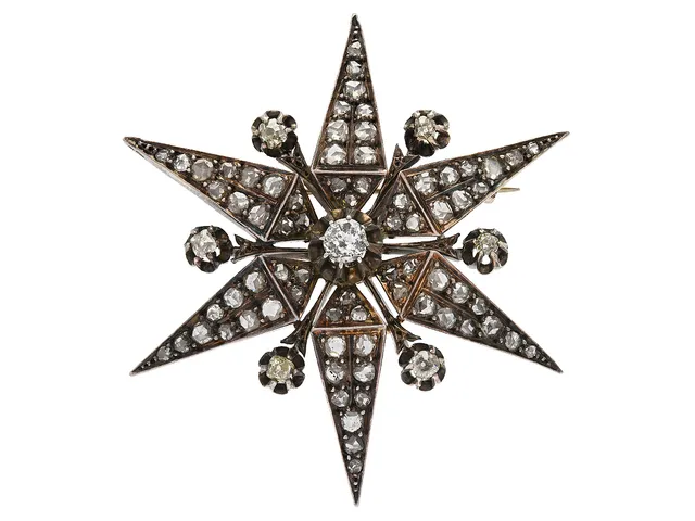 BROSCH, 14K guld/silver, 7 gammalslipade diamanter ca 0,80 ctv, ca W-Ca(H-N)/SI-P, 72 rosenstenar, diameter 5,5 cm, vikt 22,1 g, senare nål, tennlödningar, skador, nagg.