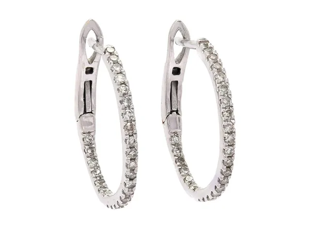 ÖRHÄNGEN, 18K vitguld, åttkantslipade diamanter ca 0,20 ctv, höjd 17 mm, vikt 2,1 g.
