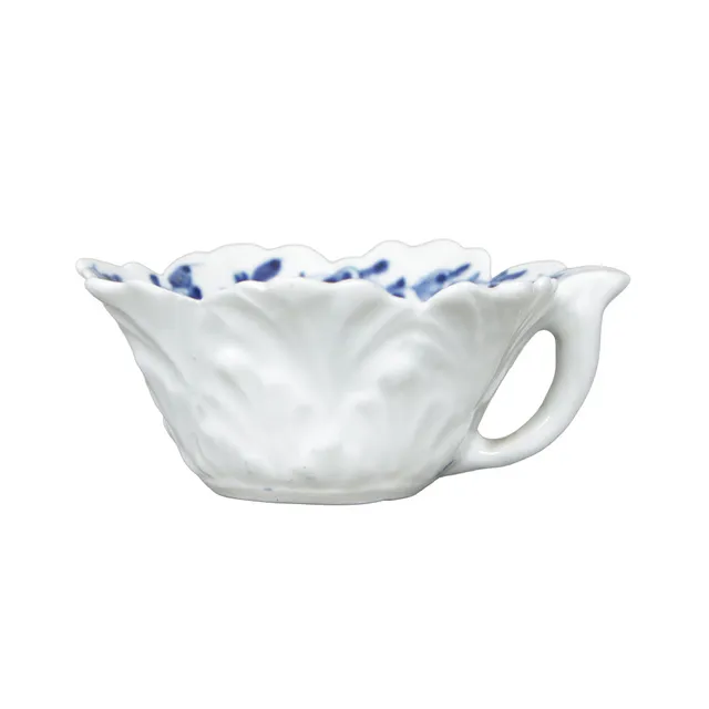 A WORCESTER BLUE AND WHITE BUTTER BOAT, CIRCA 1760.