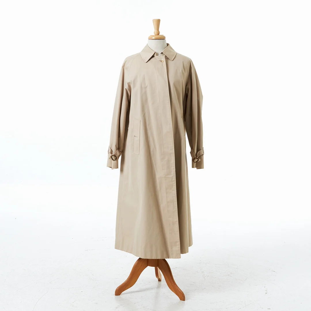 BURRBERRYS, trenchcoat, beige, invändigt med klassiskt rutmönstrat foder. — Vintage & Designer Fashion — Stockholms Auktionsverk Magasin 5