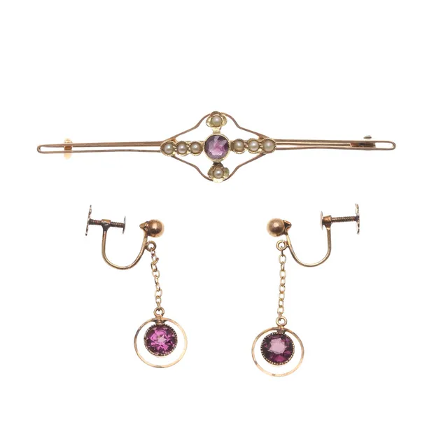 AN AMETHYST AND PEARL BROOCH.