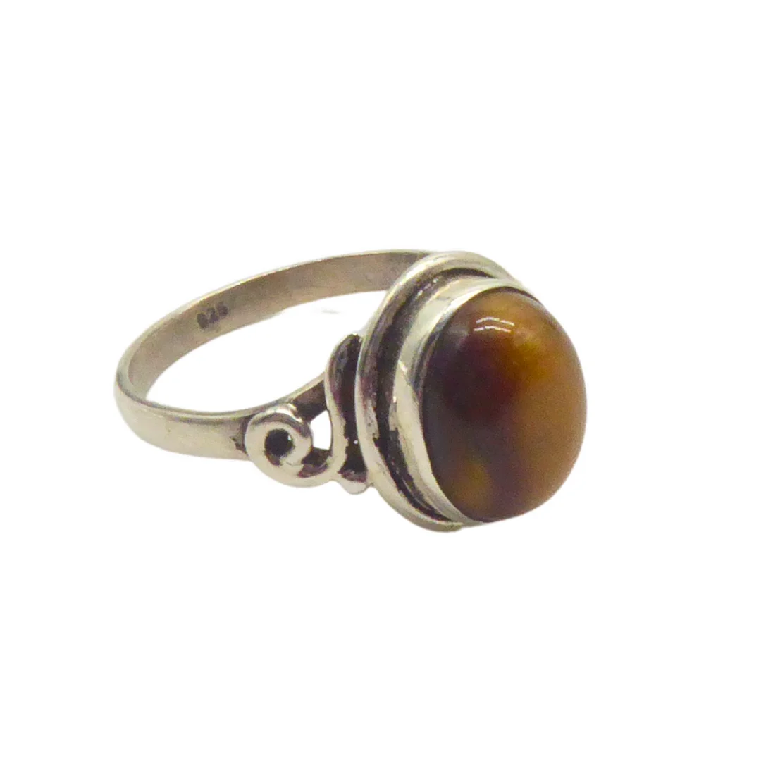 925ER SILBERRING MIT EINEM NATÜRLICHEM TIGERAUGE. — Rings — Auktionshaus Stuber's Hammerschlag