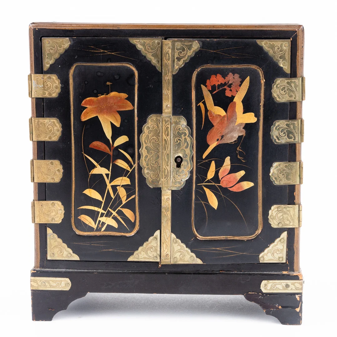 MINIATYRSKÅP/SMYCKESKRIN, lackarbete, Kina, 1900-tal. — Miscellaneous — Auktionshuset Kolonn