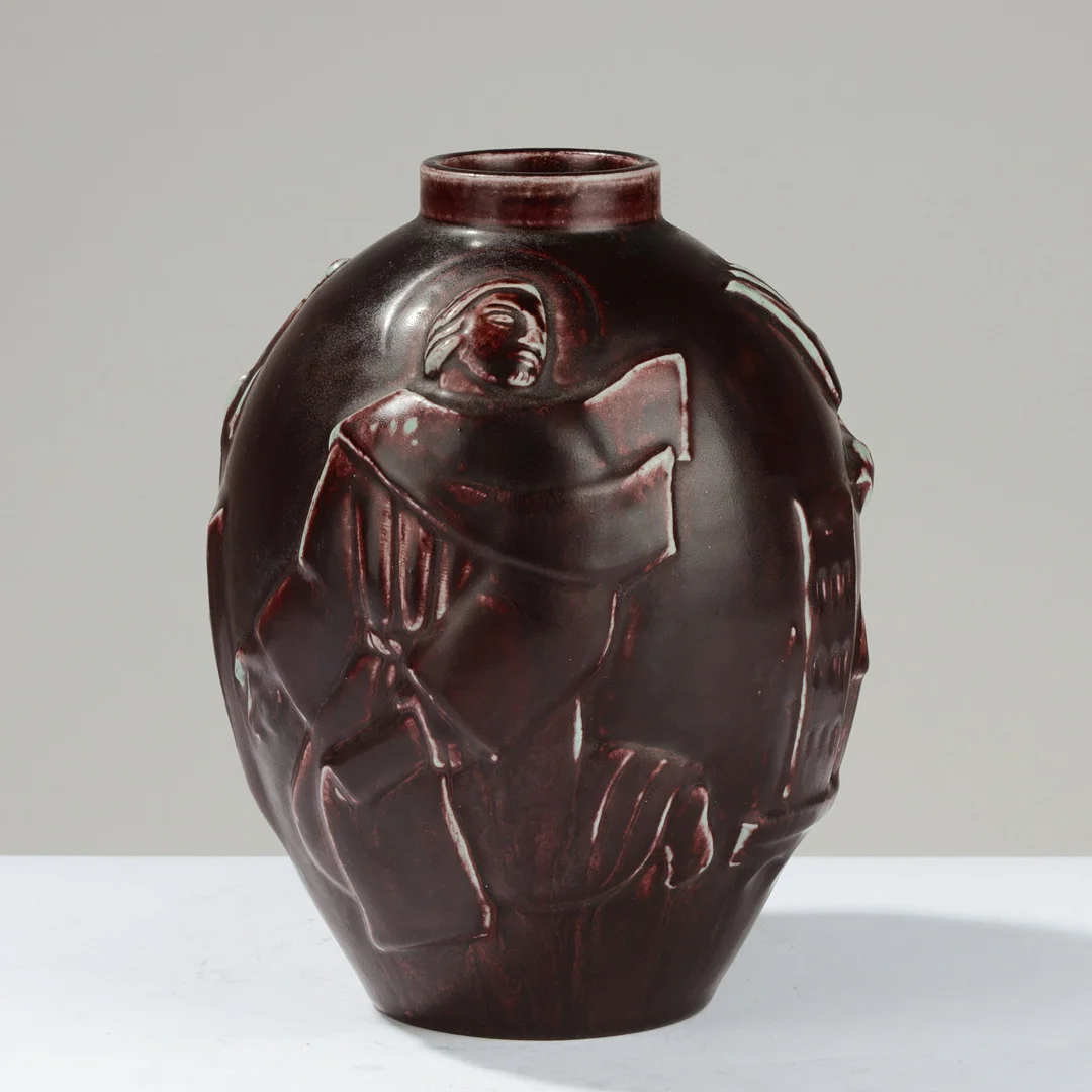 JAIS NIELSEN. "Frans af Assisi", vase af glaseret stentøj med motiv i relief, 20632, Royal Copenhagen, Danmark, 1930/40'erne. — European — Palsgaard Kunstauktioner