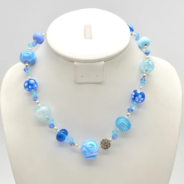 MURANO GLAS COLLIER, BLAU, VERSCHIEDENE FORMEN, MAGNETVERSCHLUSS, ITALIEN, 20. JAHRHUNDERT, CA. 46 CM.