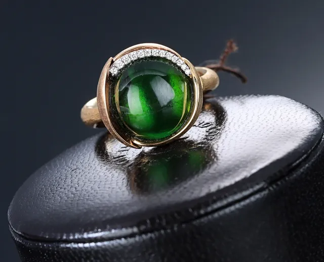 Ole Lynggaard. 'Lotus' ring af 18 kt. guld med turmalin og brillanter - specialbestilling