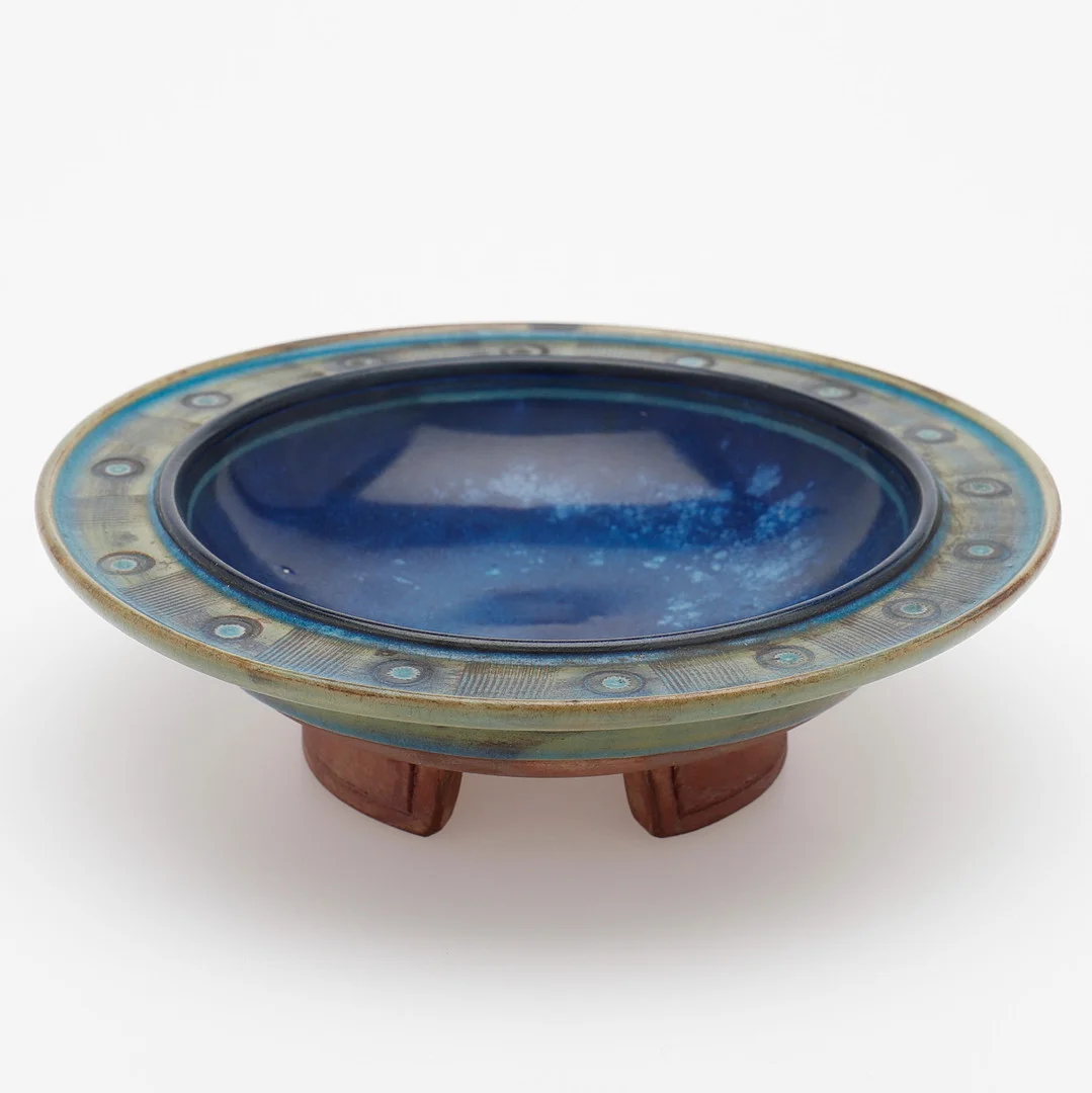 WILHELM KÅGE. SKÅL PÅ TVÅ FÖTTER, Farsta, Gustavsberg Studio, glaserat stengods, signerad och märkt T, omkring 1950. — European — Crafoord Auktioner Lund