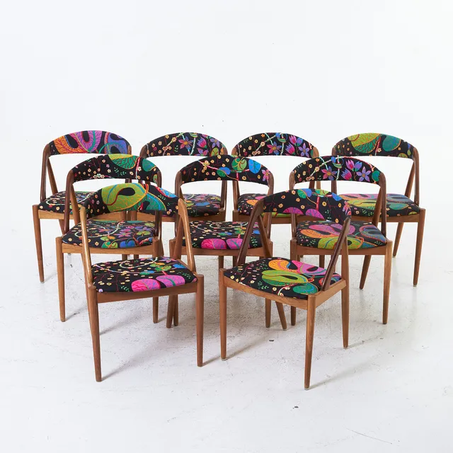 KAI KRISTIANSEN. Stolar, 9 st, modell 31/"Pige", 1950/60-tal, varierande träslag, klädda i textil av Josef Frank.