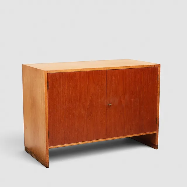 HANS J WEGNER. "Ry 15", skab af eg med låger af teak og greb af messing, Ry Møbler, Danmark, formgivet 1951.