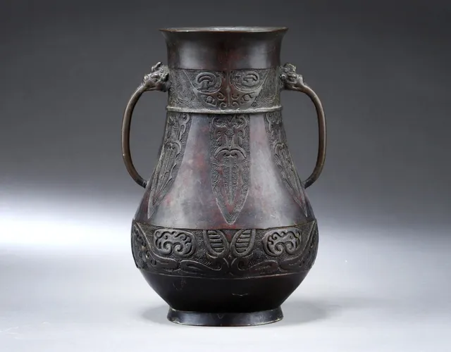 Kinesisk vase af bronze med reliefmønster, 1800-tallet