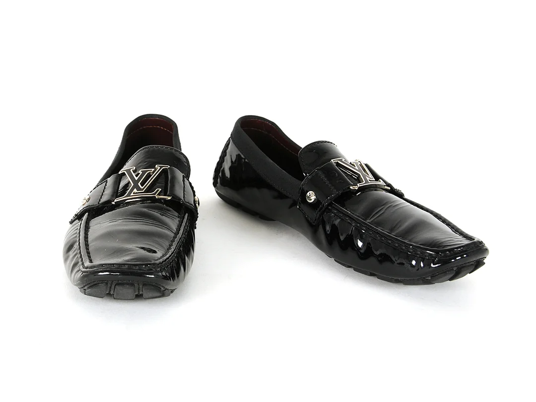 SKOR, LOUIS VUITTON, loafers i skinnlack, svarta, vitmetall detalj stl 9½ (43-44), skopåsar. — Kläder/Skor — Kaplans