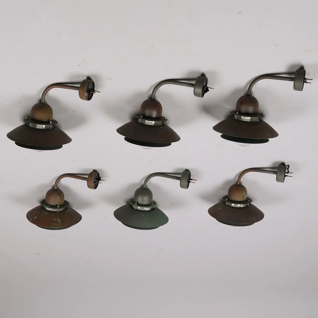 DANSK DESIGN. Et sæt på seks udendørs væglamper af patineret kobber, indvendig skærm af klart glas, Danmark (6). — Wall Lights — Palsgaard Kunstauktioner