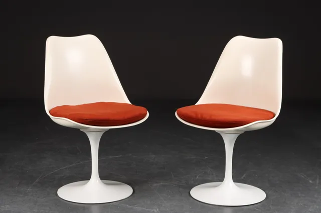Eero Saarinen for Knoll. Et par 'Tulip Chairs', model 151 (2)