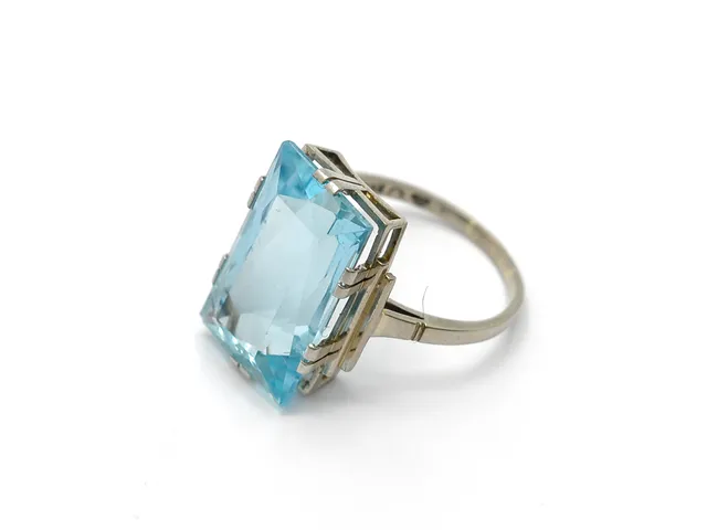 AKVAMARINRING, platina, stl.17 1/4 mm små kantskador