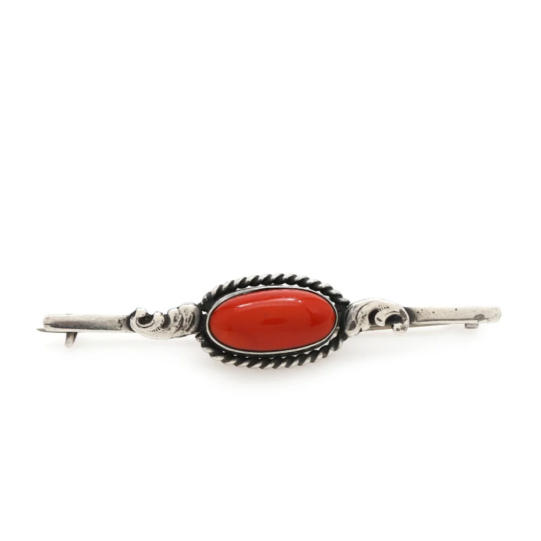 A coral brooch set with cabochon coral, mounted in silver. L. 7 cm. — Jewellery/Brooches — Bruun Rasmussen