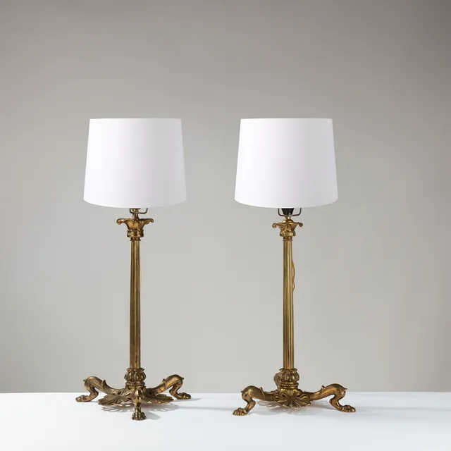 M.G. BINDESBØLL (1800-1856) OG VILHELM BISSEN (1836-1913): Et par lignende bordlamper af bronze med kannelerede stammer, løvefødder og palmetter, 1800-tallet, Danmark, (2).