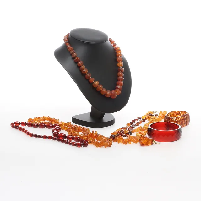 PARTI SMYCKEN, bärnsten/bärnstensimitation, bland annat halsband.