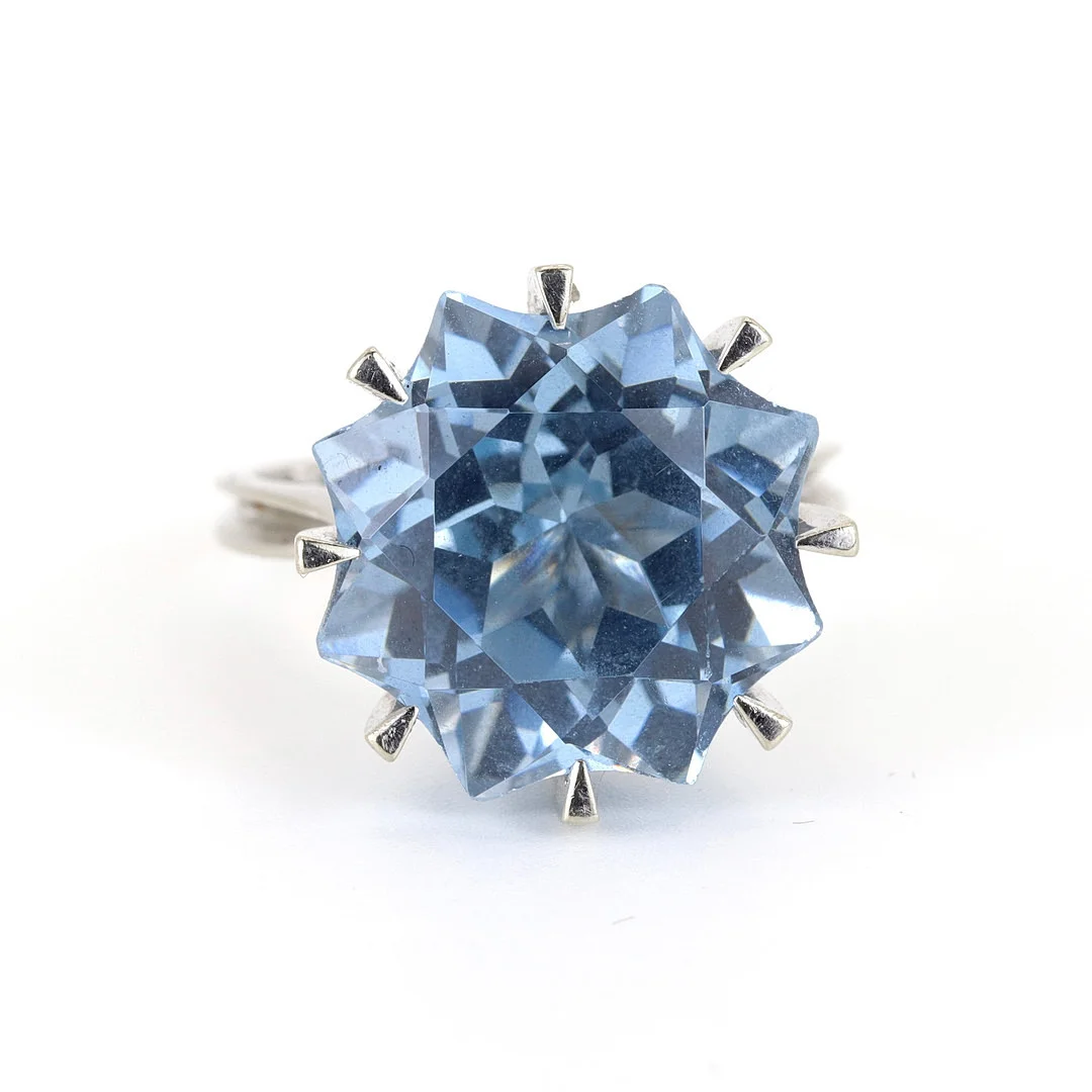 18CT GOLD 25CT BLUE TOPAZ RING. — Rings — Chalkwell Auctions