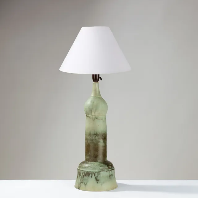 HUGO OSTED. Bordlampe af grønglaseret keramik, Danmark, 1900-tallets anden halvdel.