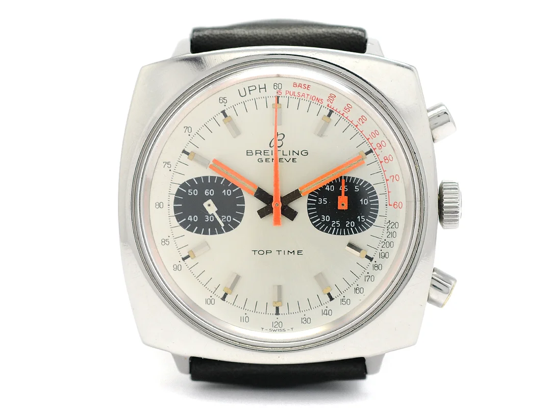 BREITLING, Geneve, Top Time, "Pulsation", Cal Valjoux 7733, Ref nr. 2211, Boett nr. 134xxxx, kronograf (defekt), herrur, 38,5 mm, stål, manuell, plexiglas, skadad urtavla (8/10), läderband, originalspänne (ej tidsenligt), ca 1970. — Klockor/Breitling — Kaplans