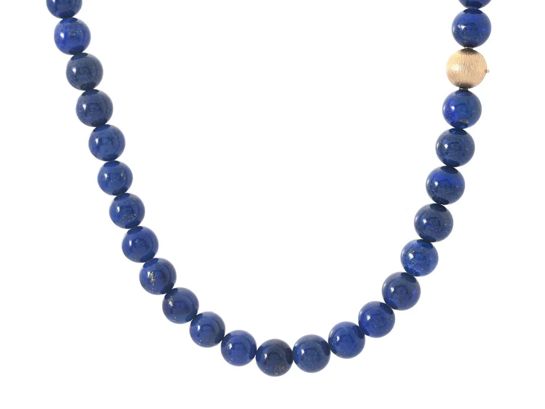 OLE LYNGGAARD, lås, kula med arbetad yta, 18K guld, diameter 10,5 mm, vikt 3,0 g, collier, lapis lazuli, kulor, ca 9,8 mm, längd 46 cm. — Smycken/Lås — Kaplans